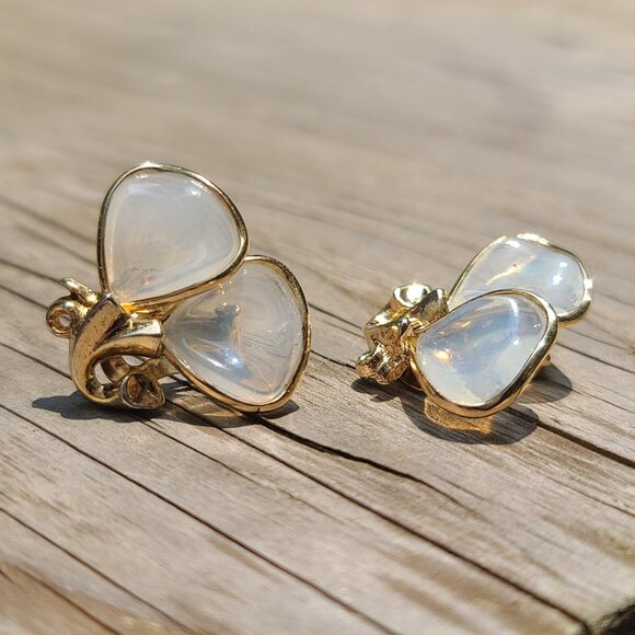 Vintage Crown Trifari Clip-On Earrings Gold Tone Iridescent Opaline Glass Petals - Picture 8 of 8